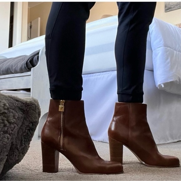 Michael Kors Women’s Margaret Bootie in Darlk Caramel‎ /wood block Heel Size9.5 - Picture 1 of 9